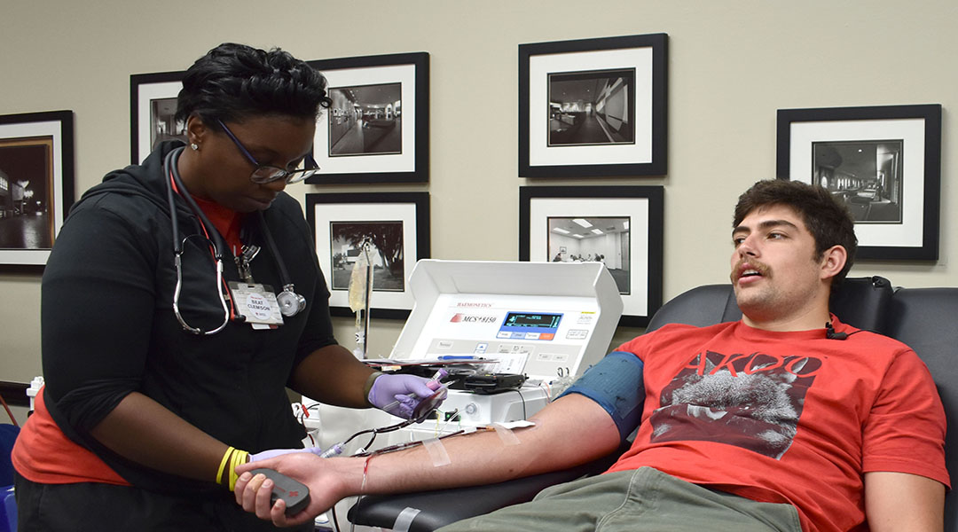 USC football player tackles blood shortage