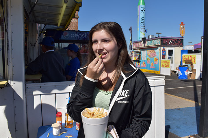 Kaitlin Metts eating Fiske fries