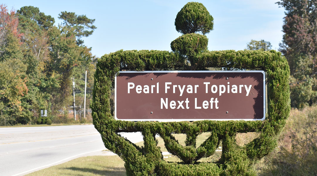 A topiary sign pointing the way to Pearl Fryar's garden on Highway 15 outside Bishopville