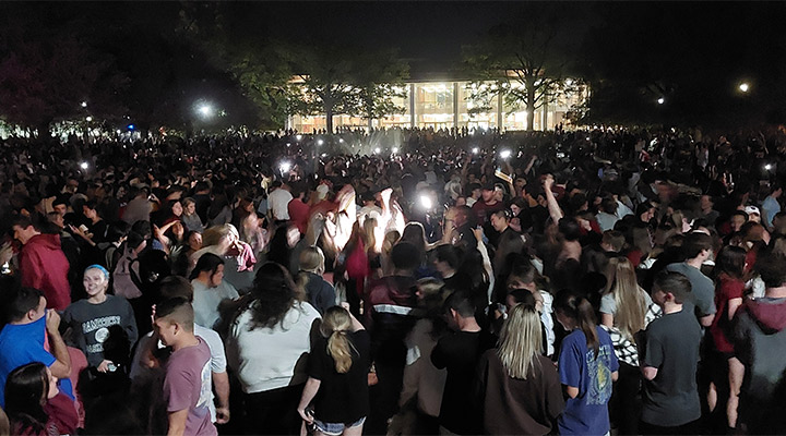 Crowd of students outside of Thomas Cooper Library