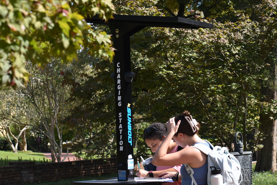 Outdoor solar-powered chargers added to USC campus