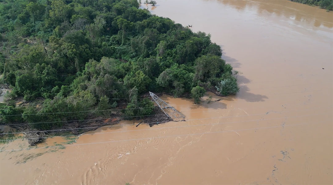 Transmission tower topples into Congaree River