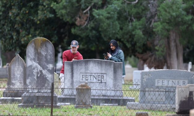 Scavenger ‘haunt’ draws crowd at historic Columbia cemetery